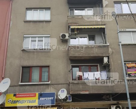 Огромно парче мазилка в центъра на Пловдив едва не уби пешеходци СНИМКИ