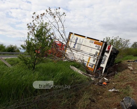 Смачкани ламарини и разхвърчали се дрехи след катастрофата на АМ Тракия СНИМКИ