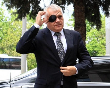 Валентин Радев се появи с черна препаска и цветя при пострадалата полицайка СНИМКИ