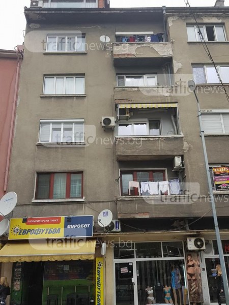 Огромно парче мазилка в центъра на Пловдив едва не уби пешеходци СНИМКИ