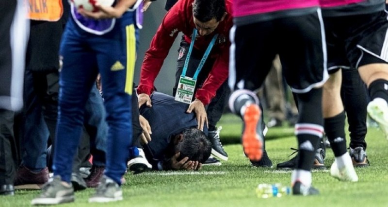 Разбиха главата на треньор в дербито на Турция