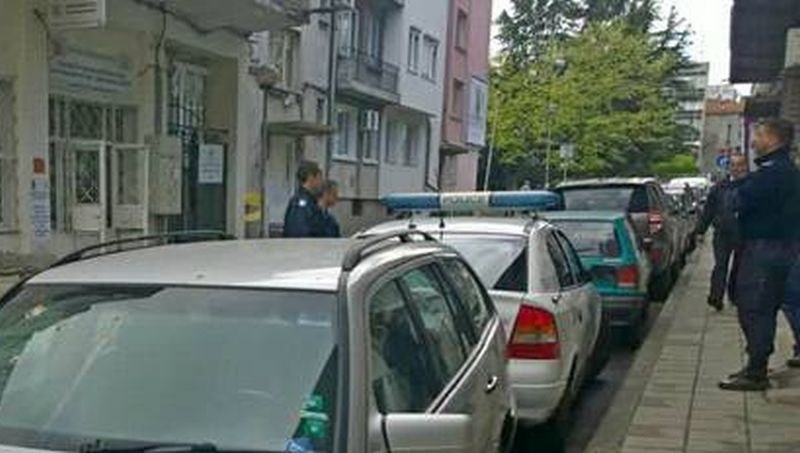 Жена загина след мистериозно падане от третия етаж на сграда СНИМКИ