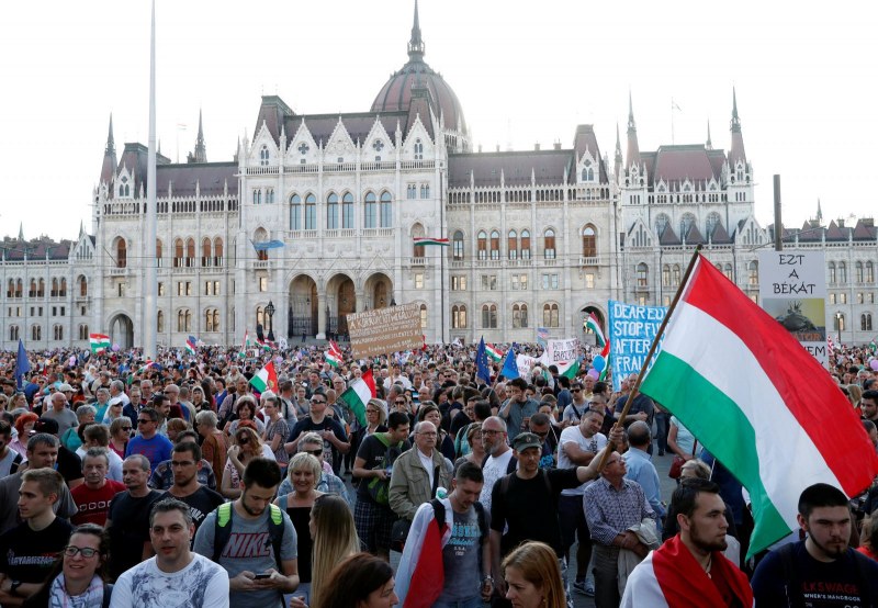 10 хиляди протестират в Будапеща срещу властта, превръщаща медиите в “пропагандната машина“