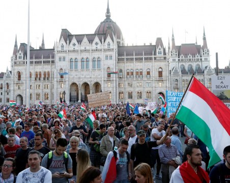 10 хиляди протестират в Будапеща срещу властта, превръщаща медиите в “пропагандната машина“