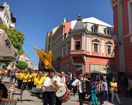 Дълго хоро се изви в центъра на Пловдив! Гайда и тъпан озвучиха Главната ВИДЕО