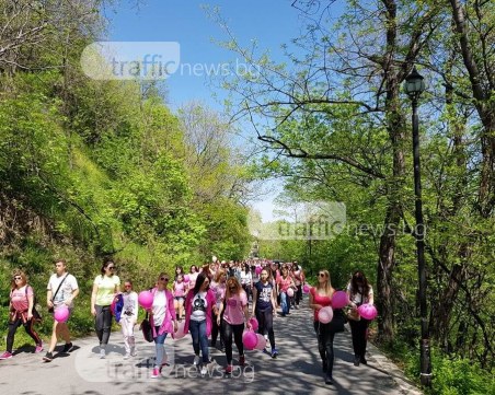 Десетки души тръгнаха на поход към Асенова крепост, хванаха се и на хоро СНИМКИ