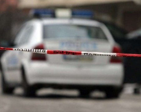 Възрастната жена е била убита с брадва, инквизиторът се барикадира и заплаши да се самоубие