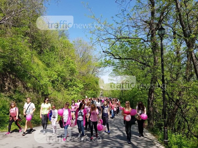 Десетки души тръгнаха на поход към Асенова крепост, хванаха се и на хоро СНИМКИ