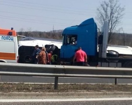 10 минути продължил огледът на колата, блъснала автобус на магистралата