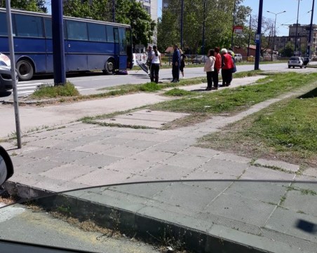 Автобус блъсна жена, влачи я няколко метра СНИМКИ