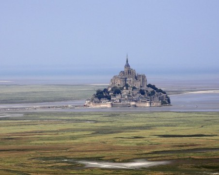 Евакуираха цял остров след заплахи към местната служба за сигурност