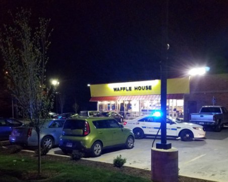 Гол мъж застреля трима и рани четирима