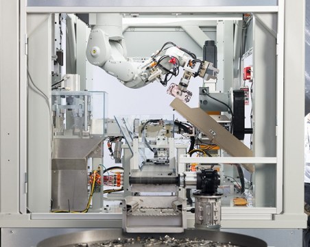 Робот разглобява iPhone за 19 секунди ВИДЕО