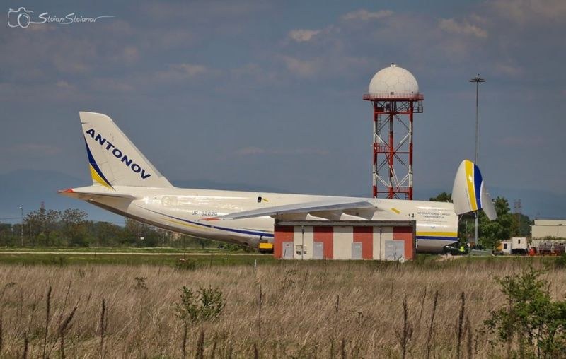 Един от най-големите транспортни самолети кацна на Летище Пловдив СНИМКИ