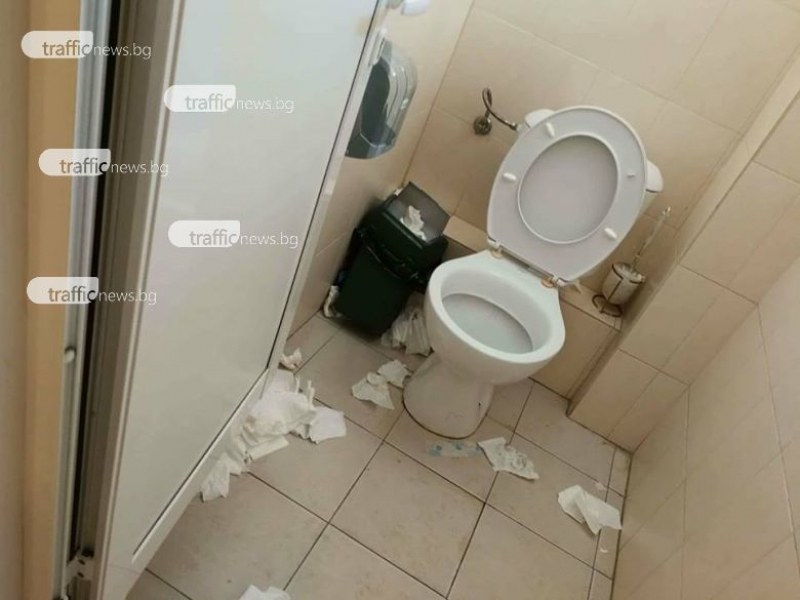 Срам! Вижте как изглеждат тоалетните в Дома на културата преди хитов спектакъл СНИМКИ
