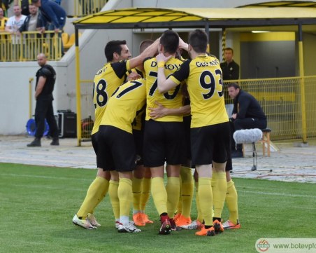 Ботев без титулярен халф срещу Славия утре