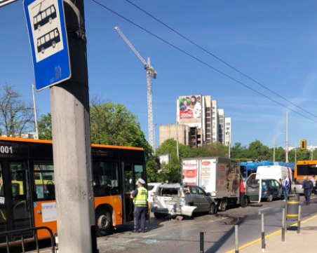 Два автобуса и пет коли се помляха в столицата, има пострадал ВИДЕО и СНИМКИ