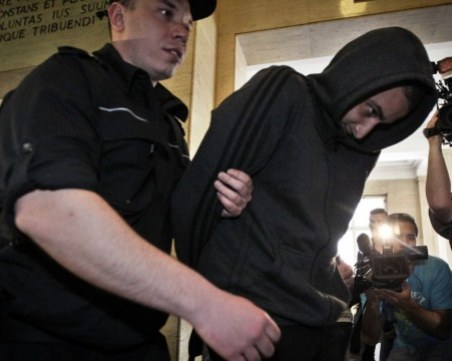 Хулиганът, ранил полицайка с бомбичка на дербито, остава в ареста