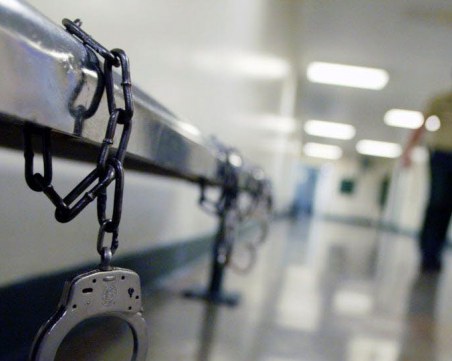 Издирват двама 19-годишни братя, пребили и ограбили 14-годишно момче