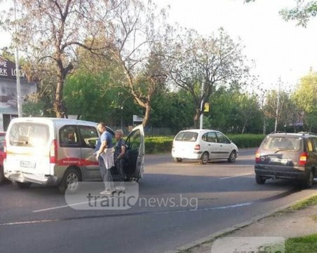 Катастрофа до Лаута! Шофьорка се натресе в пежо СНИМКИ