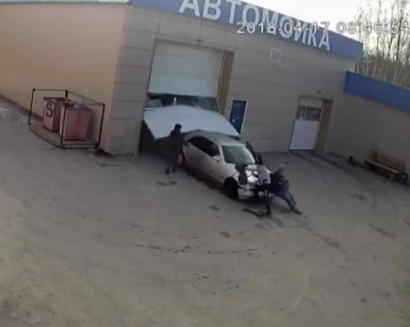 Мияч на автомивка прегази две жени, едната почина ВИДЕО 18+