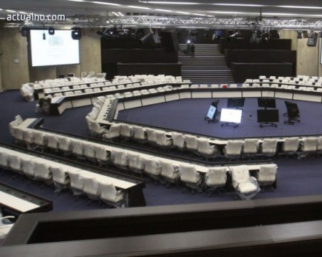 Младежка конференция: Алкохол, парти с полуголи жени и призиви за размножаване