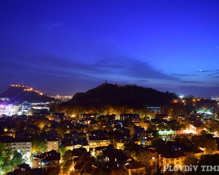 От върха на Сахат тепе - живописен залез над Пловдив СНИМКИ