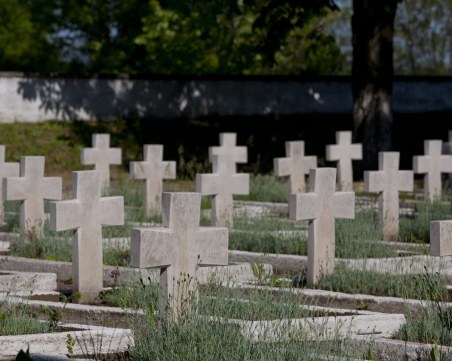 Пълен отличник, който отиде на бала с костюм за 50 лева, чака вест за 