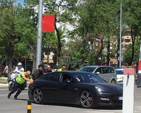 Порше закъса в Кючука! Полицаи бутат лъскавото возило, зад волана - жена СНИМКА