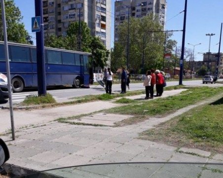 Жената, която пострада при катастрофата с автобус, се бори за живота си