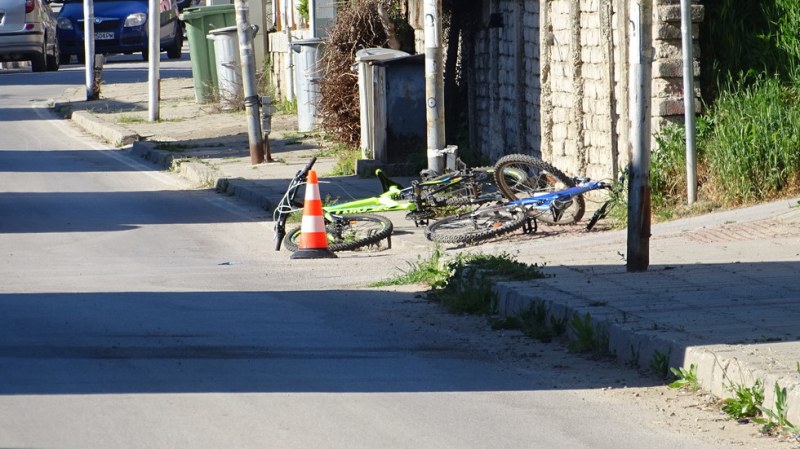 Дете на велосипед нацели кола, с фрактура на таза е СНИМКИ