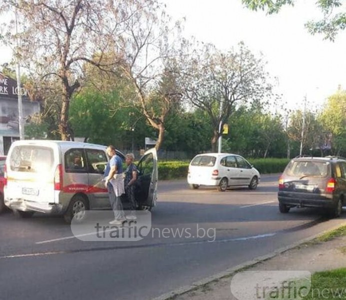 Катастрофа до Лаута! Шофьорка се натресе в пежо СНИМКИ