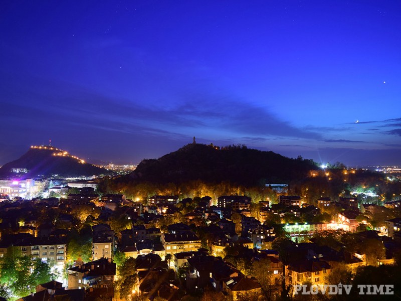 От върха на Сахат тепе - живописен залез над Пловдив СНИМКИ