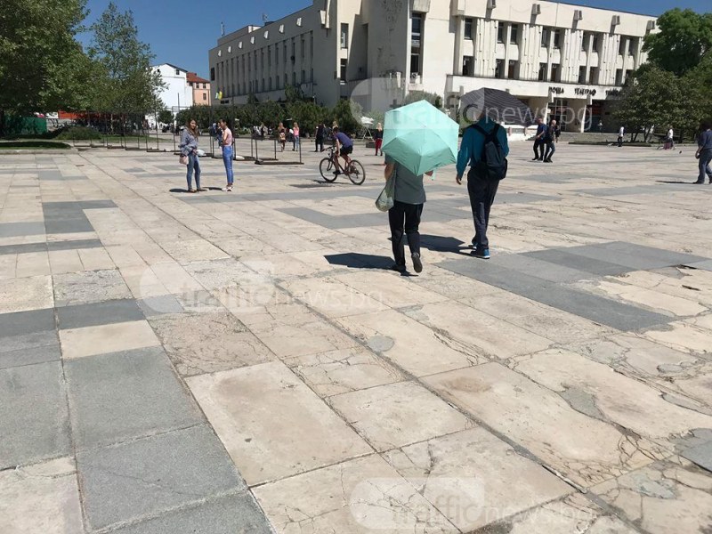 Пловдивчани извадиха чадърите! Живакът удари 28 градуса СНИМКА
