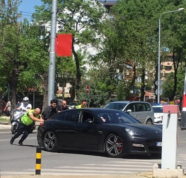 Порше закъса в Кючука! Полицаи бутат лъскавото возило, зад волана - жена СНИМКА