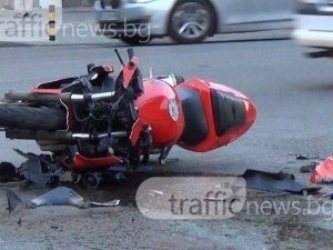 Моторист е в болница след катастрофа в центъра на Пловдив