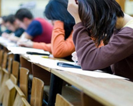 Български абитуриент: Защо пишат Славейков ту Пенчо, ту Петко?