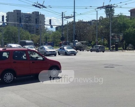 Хаос и псувни на печално пловдивско кръстовище! Защо не се появи патрул на КАТ? ВИДЕО