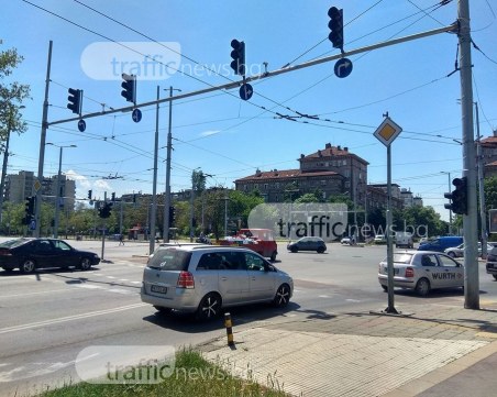 Хаос на кръстовище в Пловдив!  Неработещи светофари побъркаха шофьорите СНИМКИ
