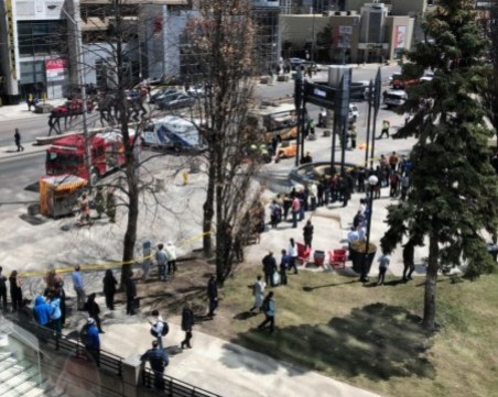 Кървав инцидент в Торонто! Ван се вряза в пешеходци, 10 души са загинали ВИДЕО и СНИМКИ