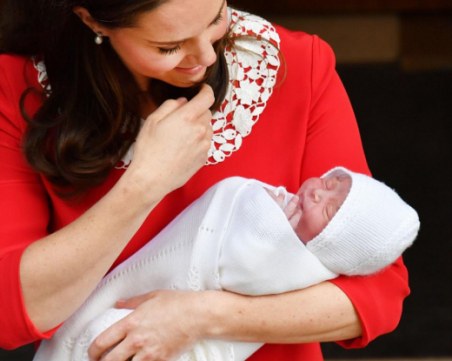 Кейт Мидълтън показа третата си рожба СНИМКИ