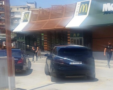 Пълен абсурд: Охранители блокираха заведение, лъскави лимузини превзеха паркинг СНИМКИ