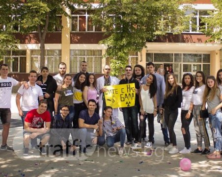 Шампанско, конфети и димки! Ученици от Английската изненадаха своя любим класен СНИМКИ и ВИДЕО