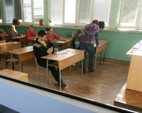 Учениците в XI и XII клас вече няма да изучават 12 задължителни предмета, а само 6