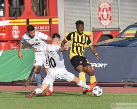 Вижте как реферите ощетиха Ботев срещу Славия ВИДЕО