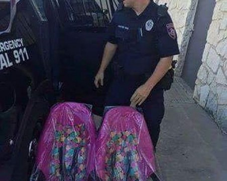 Вместо да глобят баща, полицаи купиха столчета за трите му деца СНИМКА