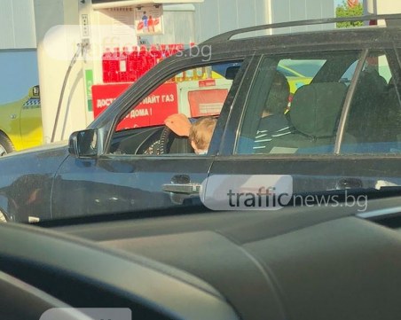 Водач подкара мерцедес в Пловдив с малко дете в скута си СНИМКИ