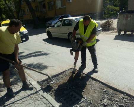 Запълниха дупките на няколко улици в Кършияка, ремонтът продължава
