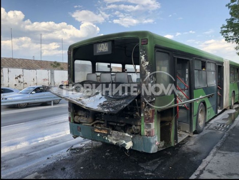 Автобус с пътници се запали на столичен булевард