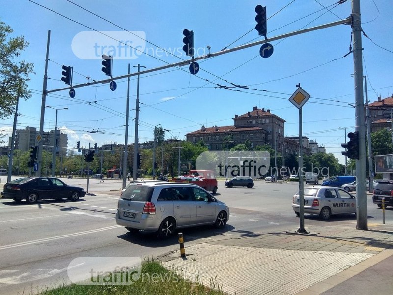 Хаос на кръстовище в Пловдив!  Неработещи светофари побъркаха шофьорите СНИМКИ